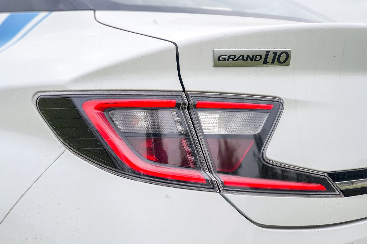 Đánh giá xe Hyundai Grand i10 2021: cụm đèn hậu biến thể Sedan.