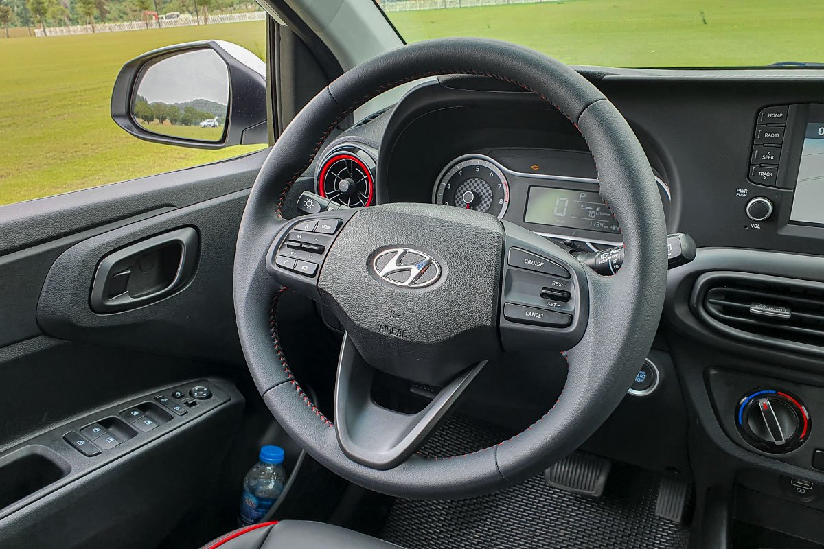 Đánh giá xe Hyundai Grand i10 2021: Vô-lăng.