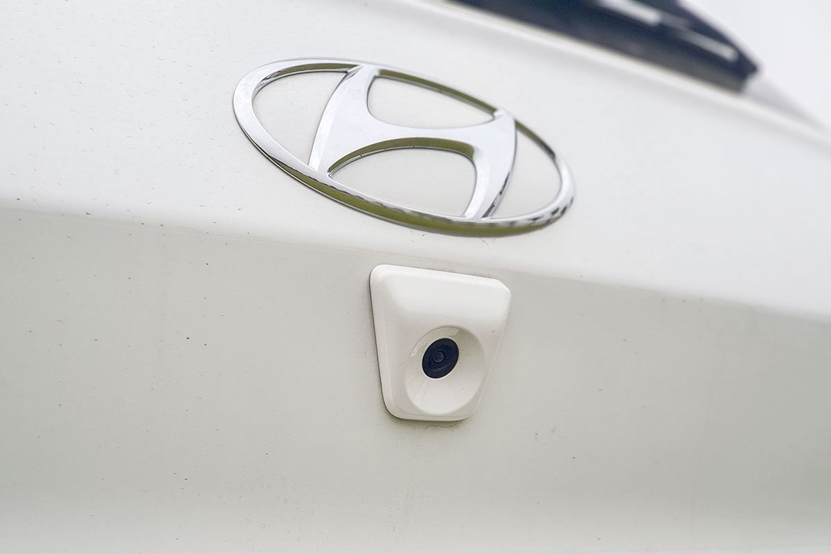 Đánh giá xe Hyundai Grand i10 2021: Camera lùi.